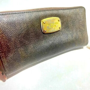 MICHEAL KORS MONOGRAM BROWN WALLET GOLD  HARDWARE ZIPPER CLOSURE